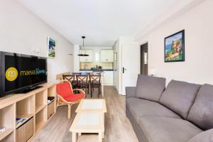 TV a/nebo společenská místnost v ubytování Résidence La Pinède - maeva Home - Appartement bord de mer 2 pièces + coin cabine 6 personnes - Prestige MAE-7691