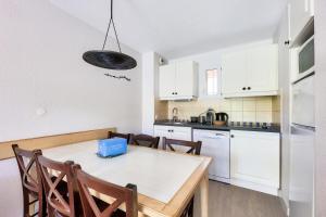 Kuchyň nebo kuchyňský kout v ubytování Résidence La Pinède - maeva Home - Appartement bord de mer 2 pièces + coin cabine 6 personnes - Prestige MAE-7691