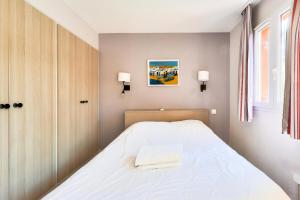 Postel nebo postele na pokoji v ubytování Résidence La Pinède - maeva Home - Appartement bord de mer 2 pièces + coin cabine 6 personnes - Prestige MAE-7691 + 15 fotografií