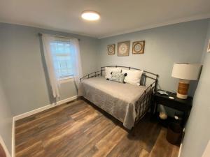 Ένα ή περισσότερα κρεβάτια σε δωμάτιο στο Seaside 2 Br Condo 111-3