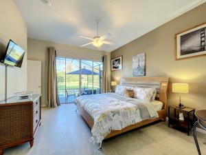 ein Schlafzimmer mit einem Bett und einer Glasschiebetür in der Unterkunft Villa near Disney w pool, spa & game room in Orlando + 73 Fotos