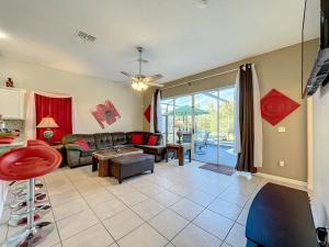 ein Wohnzimmer mit Sofa und Tisch in der Unterkunft Villa near Disney w pool, spa & game room in Orlando