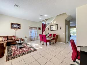 ein Wohnzimmer mit Sofa und Tisch in der Unterkunft Villa near Disney w pool, spa & game room in Orlando