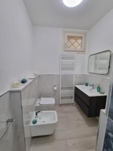 ピエトラサンタにあるVilletta Amatiの洗面台とトイレを備えた白いバスルーム +14枚の写真