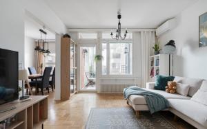 Una sala de estar con un sofá y un televisor. en Place at the Bottom of the Lake, en Helsinki