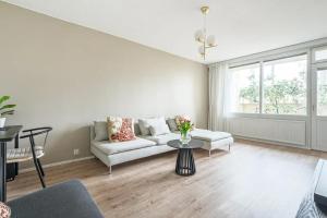 una sala de estar con un sofá y una mesa en Place at the Bottom of the Lake, en Helsinki