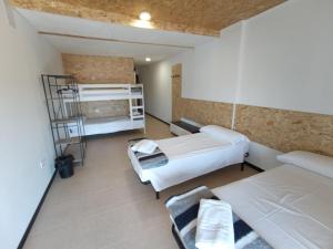Ένα ή περισσότερα κρεβάτια σε δωμάτιο στο Hostel Elios