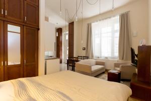 ブダペストにあるFamily Buddha Apartmentのベッドルーム1室(ベッド1台付)、リビングルームが備わります。