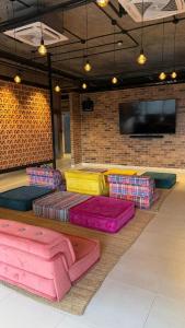 a room with a bunch of colorful mattresses on the floor at Céntrico departamento con vista espectacular in Monterrey