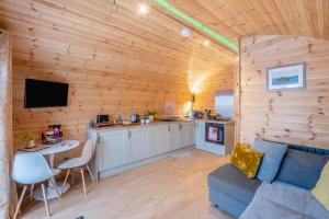 a living room with a couch and a kitchen in a cabin at Hugo in East Cowton