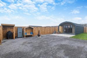 a backyard with a shed and a fence at Hugo in East Cowton