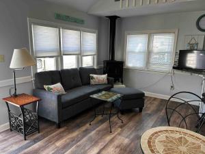 Et opholdsområde på Steps to the Beach from this Cozy Cottage 95