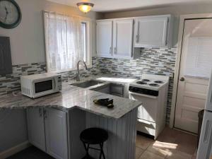 Køkken eller tekøkken på Steps to the Beach from this Cozy Cottage 95