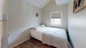 En eller flere senge i et værelse på Steps to the Beach from this Cozy Cottage 95