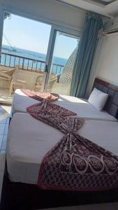 zwei Betten in einem Zimmer mit Meerblick in der Unterkunft شقة مميزة بحر مباشر سيدى بشر in Alexandria