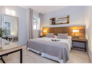 En eller flere senge i et værelse på Alanda Club Marbella