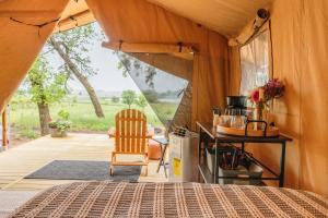 Tenda con letto, tavolo e sedie. di Boutique Vineyard Stay at Painted Prairie a Currie