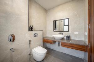 Ванная комната в Wandr Hotel Golf Course Road, Near Cyber City, Gurugram
