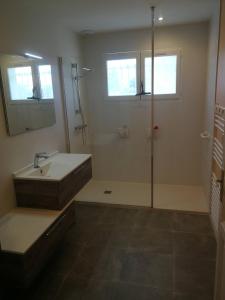 a bathroom with a sink and a shower at Maison privée 106m2 avec 3 chambres et jardin in Saint-Médard-en-Jalles