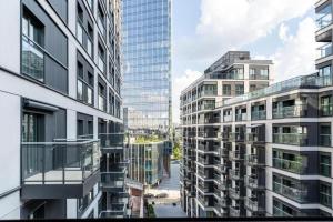 Blick auf eine Stadt mit hohen Gebäuden in der Unterkunft Golden Apartments - Luxury Stay for up to 20 Guests in Mennica Residence, Warsaw Center in Warschau