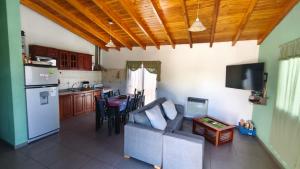 マラルグエにあるMalargüe al Sur, departamentosのソファとキッチンのあるリビングルーム
