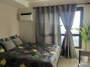 a bedroom with a bed and a window at Sezuki JTower Stay in Mandaue City +20 photos