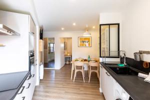 Η κουζίνα ή μικρή κουζίνα στο Appartement cosy au coeur de Chambéry +6 φωτογραφίες