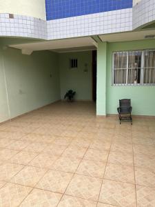 an empty room with a tiled floor in a building at Sobrado com piscina in Caldas Novas