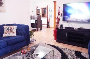Televisyen dan/atau pusat hiburan di Lovely Room In a Shared Apartment with Pool