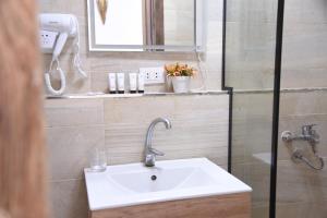 Bilik mandi di Z Pyramids Inn foreign only