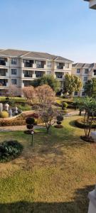 un parque frente a un gran edificio de apartamentos en Midrand apartment, en Vosburg