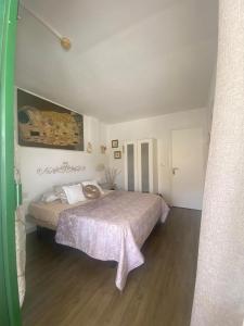 una camera da letto con un letto grande in una stanza di Malibu apartamento con campo de tennis y piscina con solarium a Puerto Rico de Gran Canaria Altre 35 foto