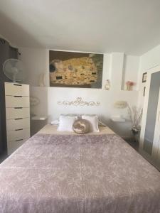 una camera da letto con un letto grande in una stanza di Malibu apartamento con campo de tennis y piscina con solarium a Puerto Rico de Gran Canaria