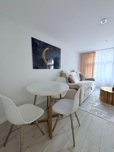 a living room with a table and a couch at Apartament Wszystkie Gwiazdy Kopernika in Toruń