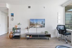 a living room with a desk and a chair at NEW Upscale Downtown San Diego Stay Queen Bed Pool & Sauna in San Diego +42 photos