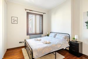 a bedroom with a bed and a window at Venice Shore Apartment in Venice