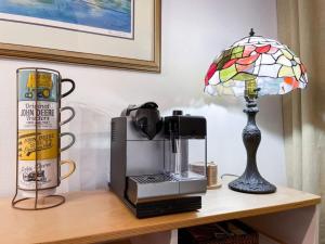 a coffee maker and a lamp on a table at Weems Creek Cottage, Annapolis Waterfront in Annapolis