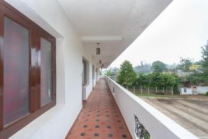 コダイカナルにあるHotel O RGP Residency Kodaikanal lakeの白い建物の空廊