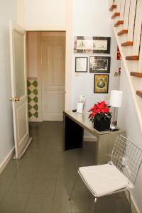 a hallway with a desk and a chair in a room at Monte da Lua in Sintra