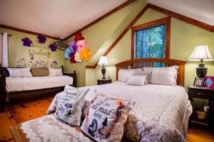 Giường trong phòng chung tại Fun Family Cabin In Gatlinburg Hot Tub Stay