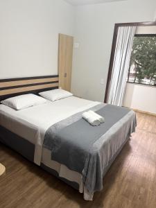 Postel nebo postele na pokoji v ubytování Harbor Inn Jaraguá