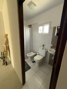 a bathroom with a toilet and a sink at Duplex Vistas, Resistencia Chaco in Resistencia
