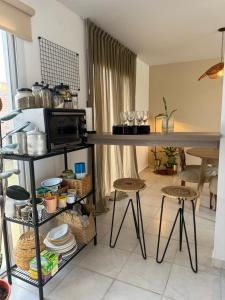 una cucina con un bancone e sgabelli in una stanza di Duplex Vistas, Resistencia Chaco a Resistencia