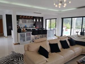 a living room with a couch and a kitchen at casa do lago in Monchique