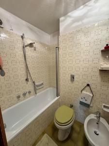 Et badeværelse på Attico Cortina D'Ampezzo + 12 billeder