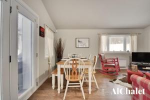 a dining room with a table and chairs at Un coin pour deux - Escapade romantique in Saint-Raymond