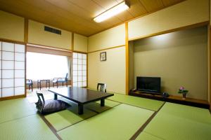 鳥羽的住宿－Ryouri no yado Ginrin，一间带桌子和电视的用餐室