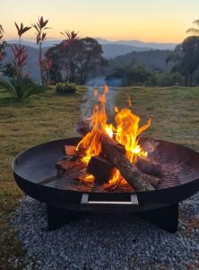 una hoguera en un campo con llamas en Recanto da Natureza, en Itabirito