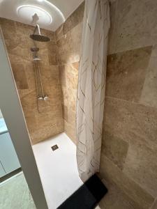 Un baño de Studio avec extérieur à 2km du centre