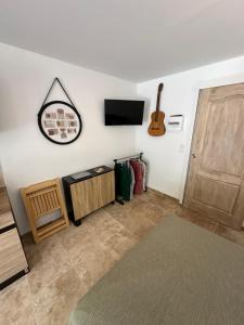 Una cama o camas en una habitación de Studio avec extérieur à 2km du centre